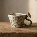 Caneca Floral em Cerâmica Pintada à Mão