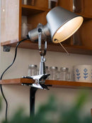 Luminária de Parede com Presilha Estilo Bauhaus