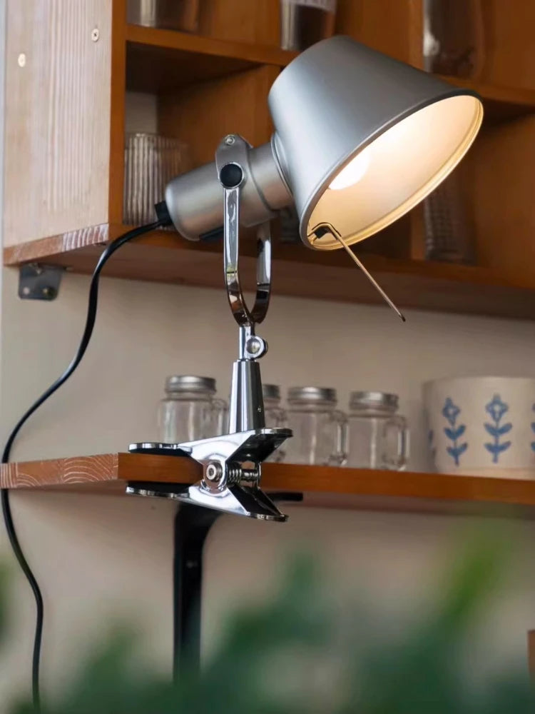 Luminária de Parede com Presilha Estilo Bauhaus