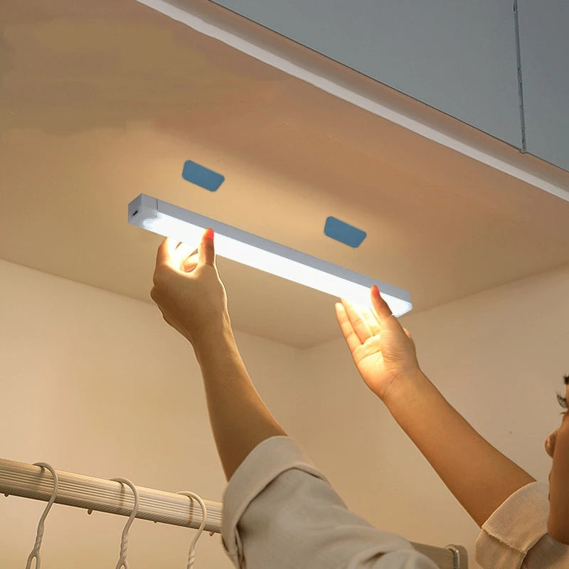 Luminária LED com Sensor de Movimento