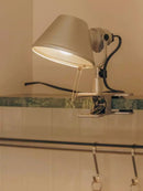 Luminária de Parede com Presilha Estilo Bauhaus